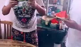 兄弟喝醉了吃瓜,一场欢乐的误会之旅