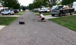 女生摔车吃瓜,围观群众纷纷“吃瓜”