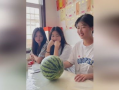 三姐妹吃瓜,欢乐时光里的甜蜜回忆