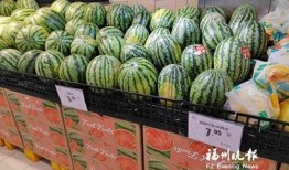 吃瓜群众现场吃西瓜