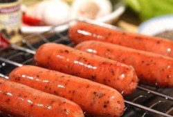 瓜哥吃烤肠机,美味瞬间，尽享街头小吃风情