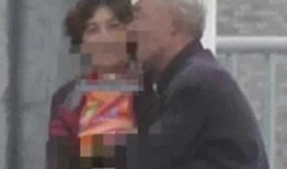 大妈吃瓜打大爷,一场邻里纷争的闹剧