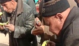 大妈吃瓜打大爷,一场邻里纷争的闹剧