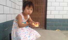 宝宝直播吃瓜,萌态十足引网友热议