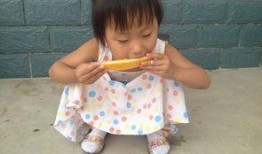 宝宝直播吃瓜,萌态十足引网友热议