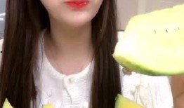 吃瓜黑衣小姐姐