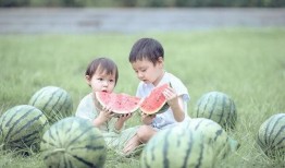小宝喜欢吃瓜,瓜果飘香中的童年记忆
