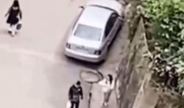 男子阳台吃瓜事件,男子吃瓜事件引发社会热议