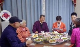 全家全家带凳子吃瓜,带凳子吃瓜，共享夏日清凉