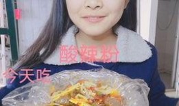 戴头巾的阿姨吃瓜,瓜果飘香中的温馨时光