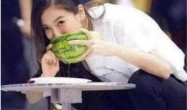 杨幂蹲地上吃瓜,演绎接地气女神风采