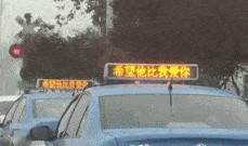 gif 男子吃瓜梳头,展现日常趣味瞬间