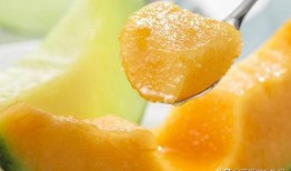 正在吃哈密瓜,品味哈密瓜的甘甜时光