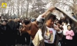 大妈吃瓜打大爷,一场邻里纷争的闹剧