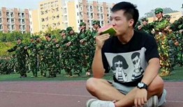 学生军训吃瓜文案,学生们的欢乐食光与成长瞬间
