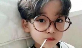 萌娃吃瓜头,萌态百出引网友爆笑