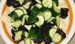 凉拌吃的长瓜,凉拌长瓜，夏日餐桌上的清新之选