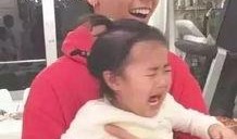 抱娃吃瓜,共享欢乐时光